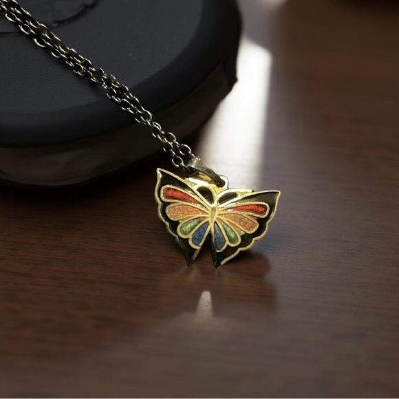 𝙵𝚕𝚊𝚜𝚑 𝚂𝚊𝚕𝚎 ‧₊˚❀༉‧₊ Vintage Cloisonné Butterfly Pendant 16” chain 80s Rainbow - Picture 1 of 13